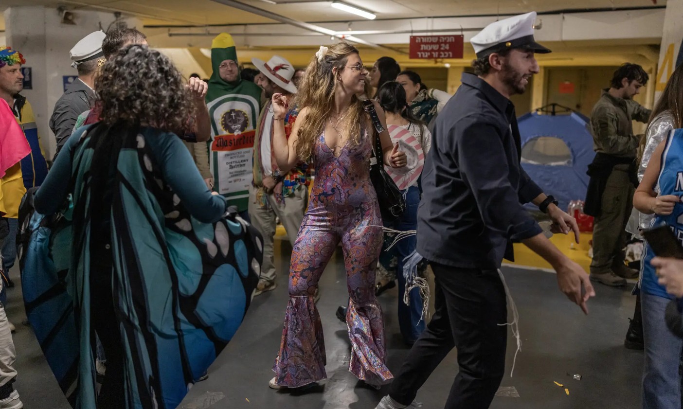 इजराइल में यहूदी पर्व पुरिम ( Purim) मनाया जा रहा है। इस मौके पर तेल अवीव के एक बम शेल्टर में स्थानीय लोग एकत्रित हुए। पुरिम पर्व प्राचीन फारस में यहूदियों के नरसंहार से बचाए जाने की स्मृति में मनाया जाता है।