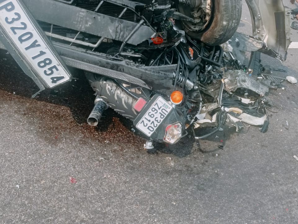 बाइक एसयूवी के दाएं हिस्से से टकराई और इंजन में घुस गई।