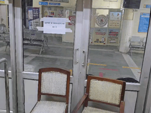 ट्रामा सेंटर को बंद करके बाहर लगाया गया डॉक्टरों द्वारा नोटिस।