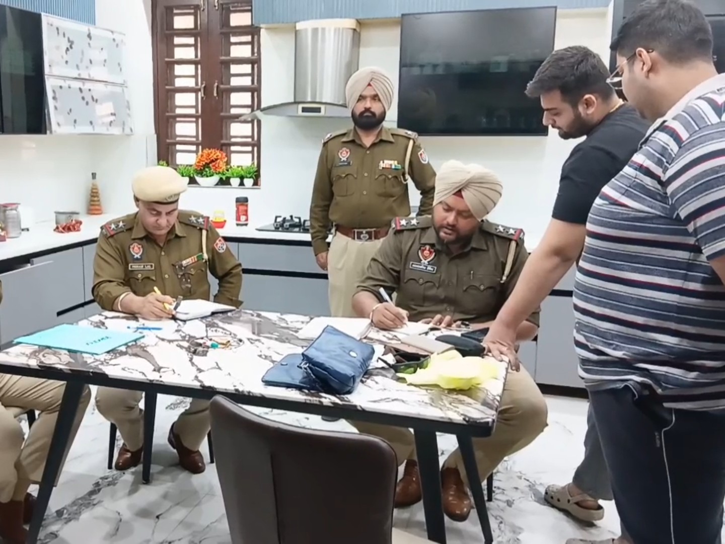 ज्वेलर्स के बयान दर्ज करती हुई पुलिस। - Dainik Bhaskar