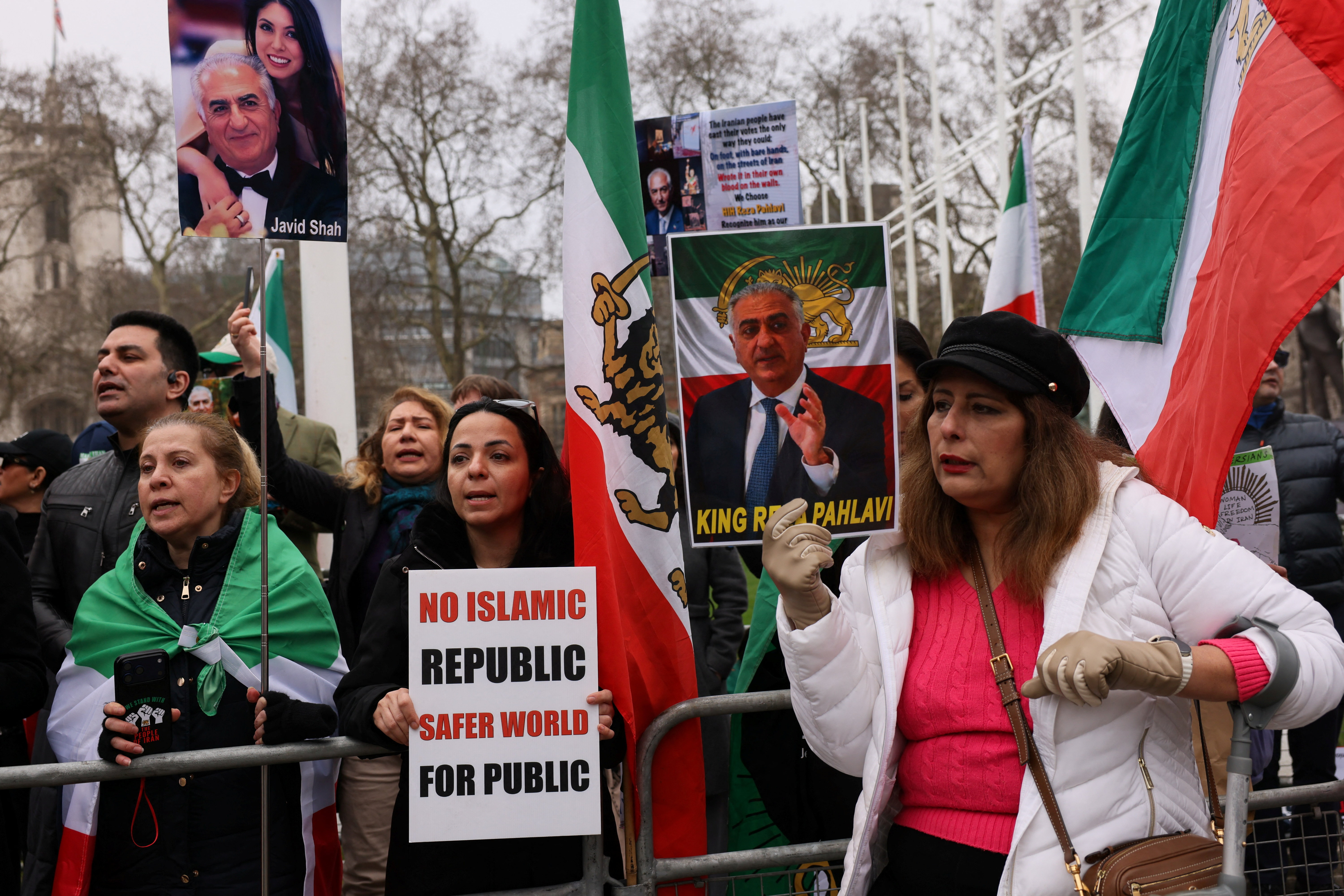 लंदन में संसद भवन के सामने 4 मार्च को सैंकड़ों लोगों ने ईरान के इस्लामी शासन के खिलाफ रैली निकाली। ये लोग हाथों में तख्तियां लेकर विरोध प्रदर्शन करते दिखाई दिए।