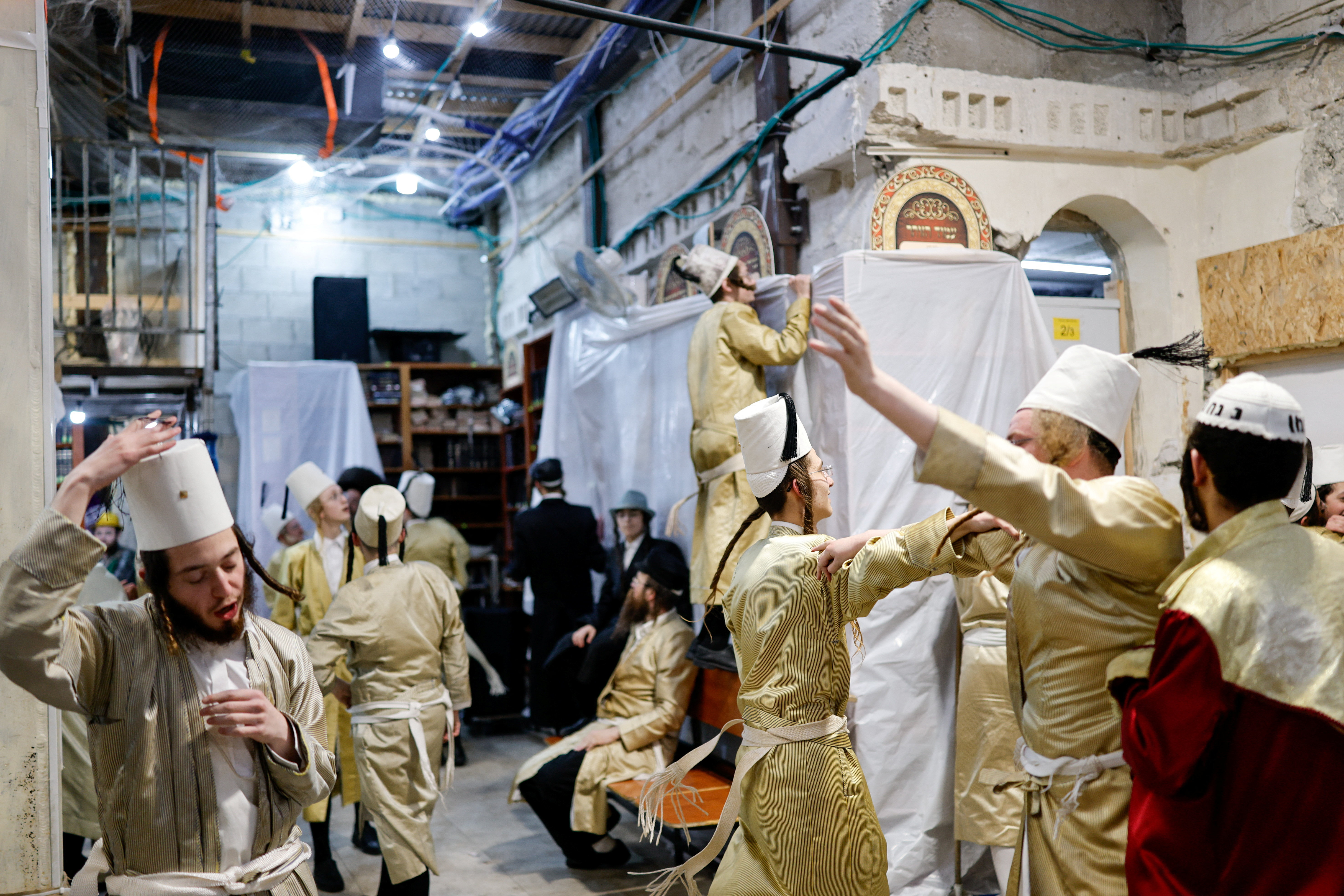 यरूशलम के एक बंकर में स्थानीय लोगों ने नाचते- गाते पुरिम पर्व मनाया। यहां के लोगों का कहना है कि जंग के दौरान भी खुशी मनाना उनके अस्तित्व का प्रमाण है।