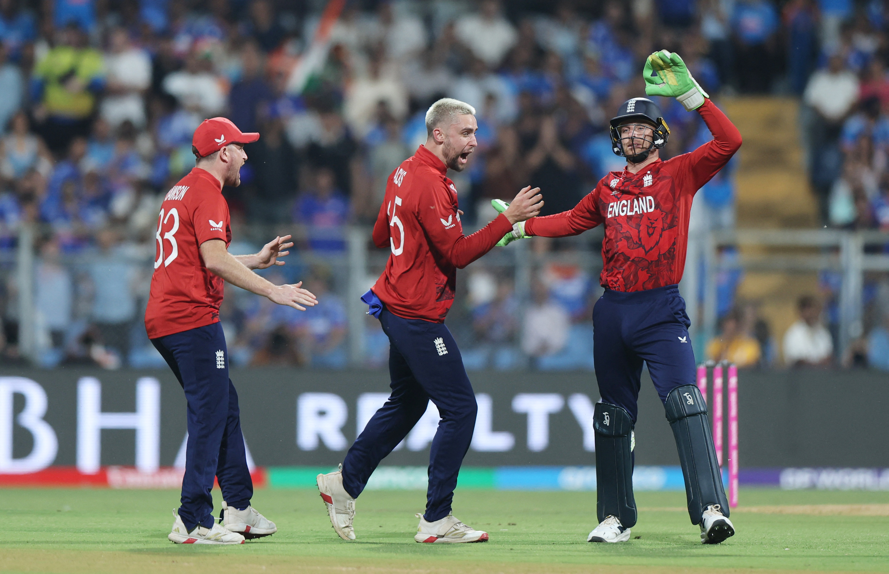 अभिषेक का विकेट सेलिब्रेट करते इंग्लिश प्लेयर्स।