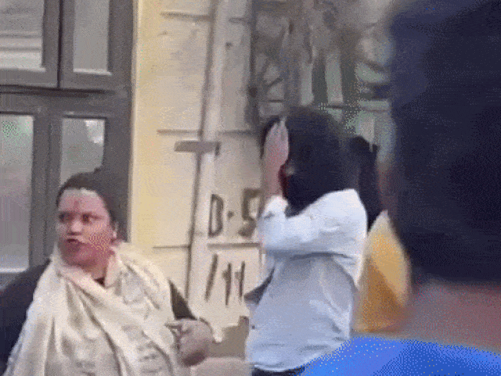 पुलिसकर्मियों से की अभद्रता। - Dainik Bhaskar