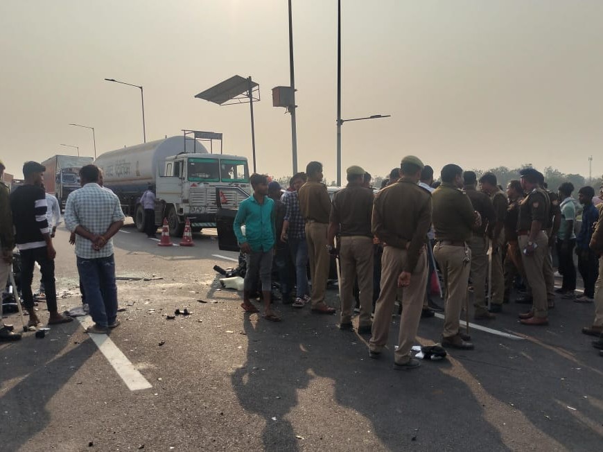 घटना की सूचना मिलते ही घटनास्थल पर ग्रामीणों की भीड़ लग गई।