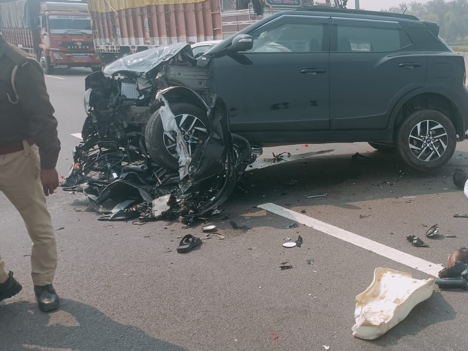 हादसे में कार का अगला हिस्सा पूरी तरह से डैमेज हो गया।