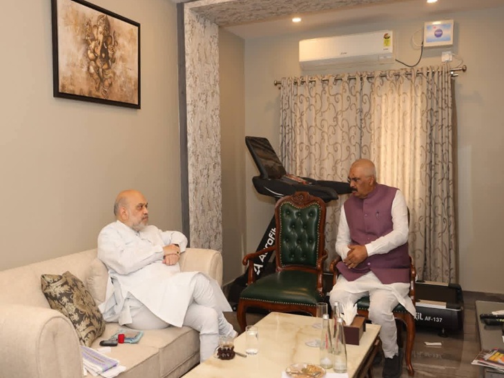 26 फरवरी को किशनगंज के माता गुजरी विश्वविद्यालय परिसर में केंद्रीय गृह मंत्री अमित शाह प्रदेश अध्यक्ष संजय सरावगी से मिले थे।