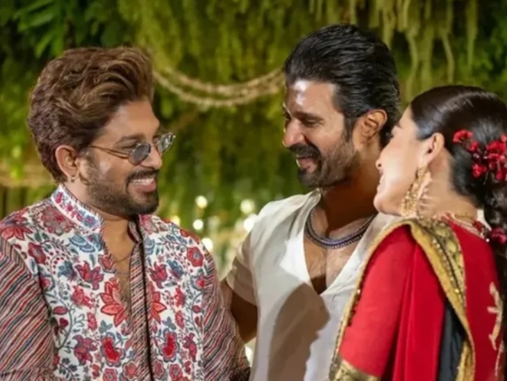 रिसेप्शन में अल्लू अर्जुन भी शामिल हुए और विजय देवरकोंडा व रश्मिका मंदाना से मुलाकात कर उन्हें नई जिंदगी के लिए शुभकामनाएं दीं।