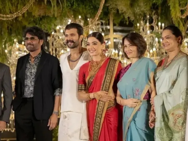 रिसेप्शन में एक्टर नागार्जुन भी पहुंचे और विजय-रश्मिका के साथ तस्वीरें खिंचवाते नजर आए।