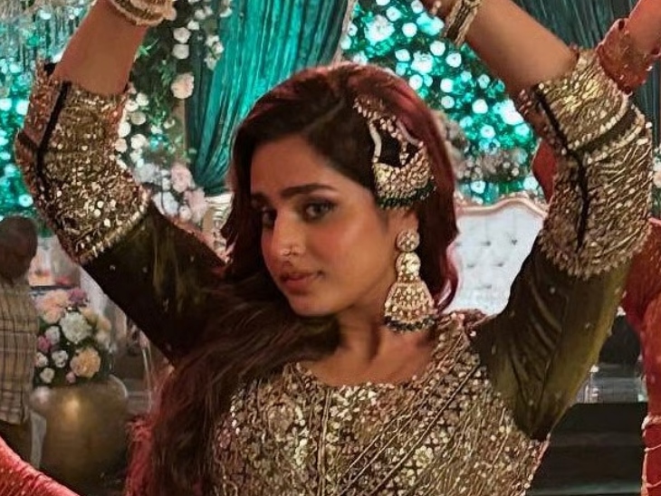 आयशा खान फिल्म 'धुरंधर' के गाने 'शरारत' में नजर आईं, जिसके लिए उन्हें काफी सराहना मिली।