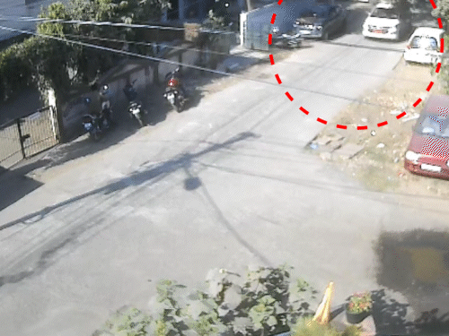 भोपाल में सौरभ शर्मा के 19 दिसंबर को सुबह छापा पड़ा था। इसी दिन दोपहर 2.06 बजे आरटीओ लिखी रेड प्लेट लगी सफेद रंग की इनोवा कार सामने से गुजरी। आयकर विभाग की टीम को इसी कार में सोना मिला था।