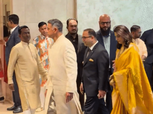 राहुल द्रविड़ पत्नी विजेता के साथ शादी में पहुंचे।