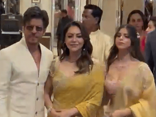 अभिनेता शाहरुख खान पत्नी गौरी और बेटी सुहाना के साथ पहुंचे।