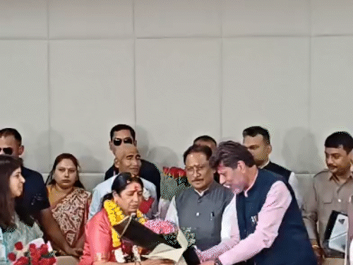 नामांकन से पहले भाजपा प्रत्याशी लक्ष्मी वर्मा को सीएम साय के साथ भाजपा नेताओं ने शुभकामनाएं दी।