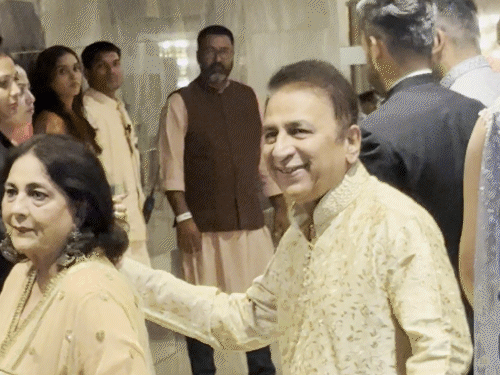 सुनील गावस्कर पत्नी के साथ शादी में शामिल होने पहुंचे हैं।