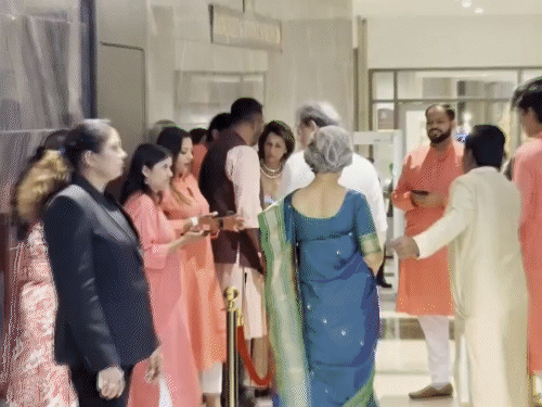 क्रिकेट कमेंटेटर और पत्रकार हर्ष भोगले भी शादी में पहुंचे हैं।