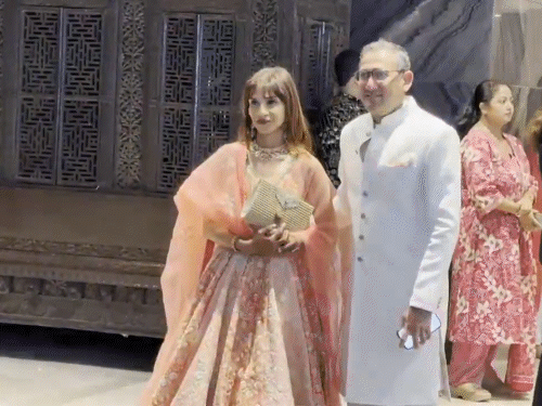 भारतीय क्रिकेट कंट्रोल बोर्ड के चीफ सिलेक्टर अजित आगरकर पत्नी के साथ शादी समारोह में पहुंचे हैं।