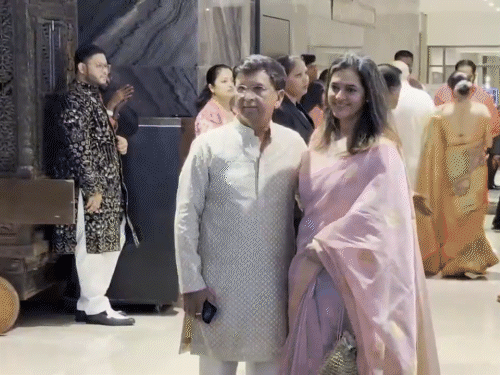 पूर्व क्रिकेटर किरण मोरे पत्नी के साथ शादी में पहुंचे हैं।