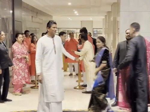 पूर्व क्रिकेटर वेंकटेश प्रसाद परिवार के साथ शादी में पहुंचे हैं।