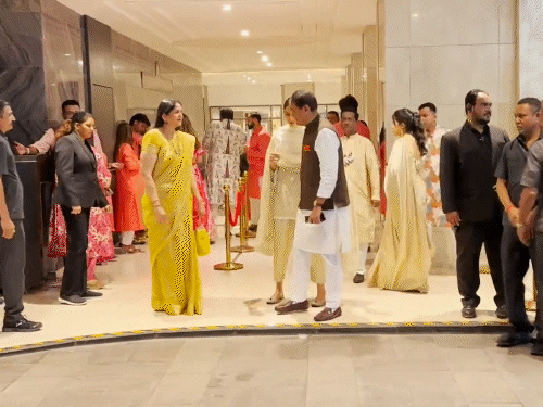 एनसीपी के कार्यकारी अध्यक्ष प्रफुल्ल पटेल परिवार के साथ शादी में पहुंचे।