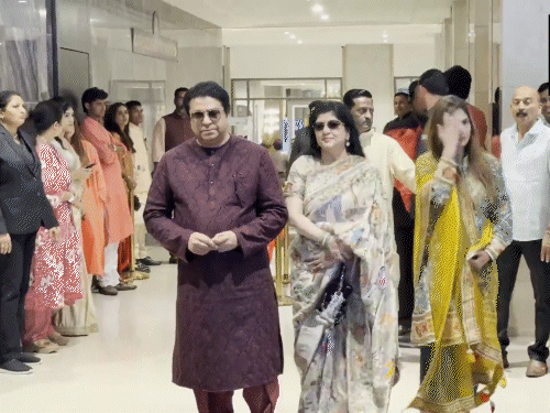MNS प्रमुख राज ठाकरे पत्नी के साथ शादी में पहुंचे हैं।