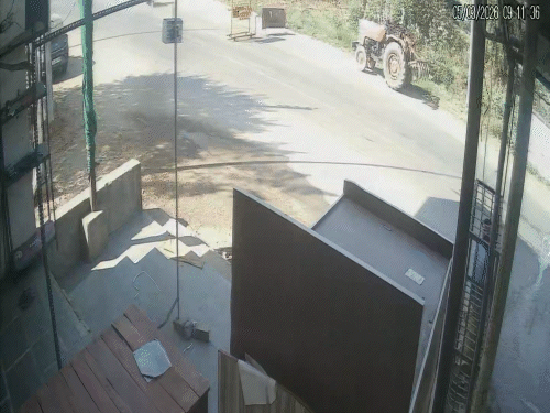 मोपेड चालक चौकीदार कच्चे रास्ते से मुख्य सड़क पर आ रहा था।