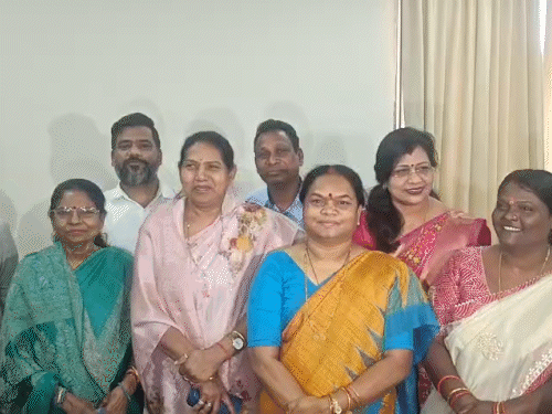 नामांकन से पहले कांग्रेस प्रत्याशी फूलो देवी नेताम चरणदास महंत के घर पहुंचीं थी।