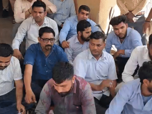 घरौंडा के सरकारी अस्पताल में धरना देकर पुलिस प्रशासन के खिलाफ नारेबाजी कर रहे डॉक्टर। एसएचओ दीपक कुमार द्वारा धक्का देने के मामले में हड़ताल पर बैठे।