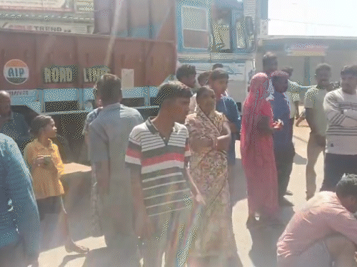 हादसे के बाद बड़ी संख्या में वार्डवासी सड़क पर उतर आए और चक्का जाम कर विरोध प्रदर्शन किया।