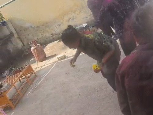 महासमुंद- 2 दिन पहले हथियार डालने वाले बीबीएम डिवीजन के 15 सरेंडर नक्सलियों ने अपने जीवन में पहली बार होली मनाया।