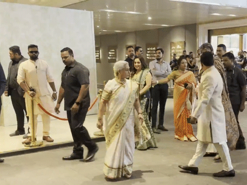 बॉलीवुड के बिग बी अमिताभ बच्चन पत्नी जया के साथ शादी में पहुंचे हैं।