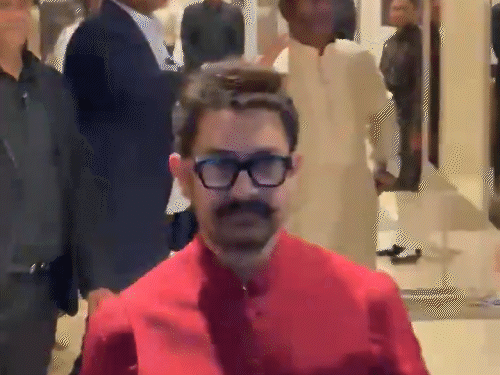 बॉलीवुड अभिनेता आमिर खान भी शादी समारोह में पहुंचे।