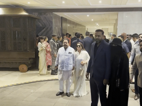 यूसुफ पठान पत्नी आफरीन और BCCI वाइस प्रसिडेंट राजीव शुक्ला पत्नी अनुराधा प्रसाद के साथ शादी समारोह में पहुंचे हैं।