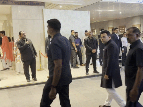 ICC के चेयरमैन जय शाह पत्नी के साथ शादी समारोह में पहुंचे हैं।