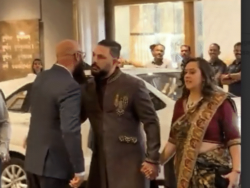 पूर्व क्रिकेटर युवराज सिंह पत्नी के साथ शादी में पहुंचे हैं।