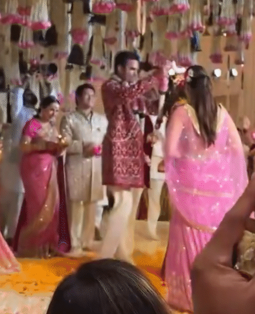 During the wedding, Sachin and wife Anjali were seen showering flowers on the bride and groom.