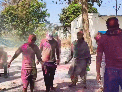 सेलिब्रेशन के दौरान आत्मसमर्पण नक्सलियों ने जमकर डांस किया।