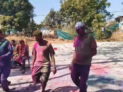 नई जिंदगी की शुरुआत का जश्न मनाते सरेंडर नक्सली।