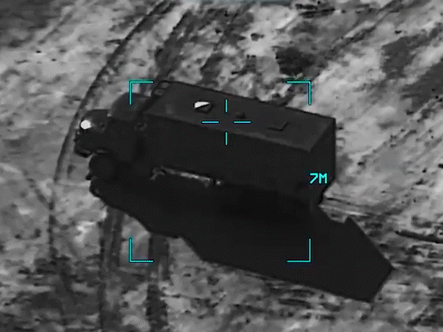 यूएस सेंट्रल कमांड ने गुरुवार को अपने सोशल मीडिया अकाउंट पर एक वीडियो शेयर किया। इसमें ईरान के मोबाइल मिसाइल लॉन्च ट्रक को उड़ाया। - Dainik Bhaskar