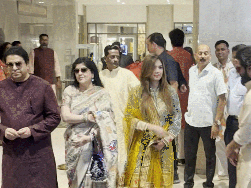 रवींद्र जडेजा पत्नी के साथ शादी में शामिल होने पहुंचे।