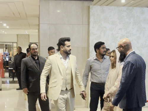 इरफान पठान पत्नी के साथ शादी में पहुंचे हैं।