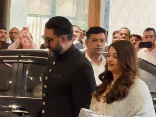 अभिनेता अभिषेक बच्चन पत्नी एश्वर्या के साथ शादी में पहुंचे।