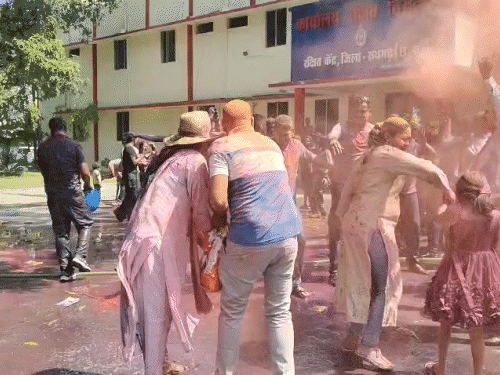 रायगढ़ में होली और फिल्मी गीतों की धुन पर जवान जमकर थिरके।