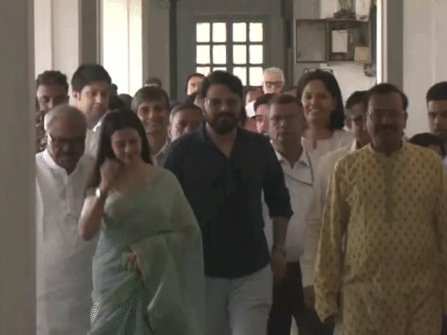 TMC के 4 उम्मीदवारों कोएल मल्लिक, मेनका गुरस्वामी, राजीव कुमार और बाबुल सुप्रियो ने नामांकन किया।