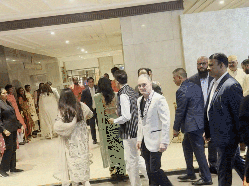 बिजनेस मैन गौतम सिंघानिया भी शादी समारोह में पहुंचे हैं।