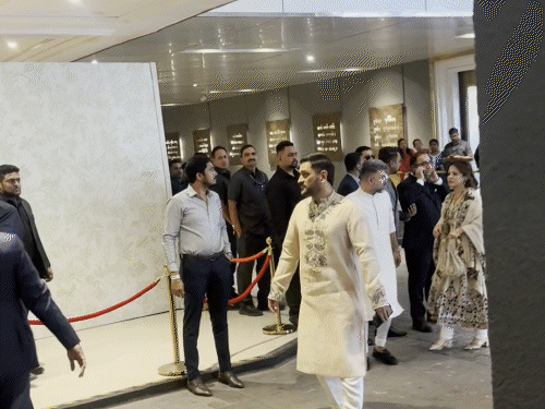 महेंद्र सिंह धोनी पत्नी साक्षी के साथ शादी समारोह में पहुंचे।