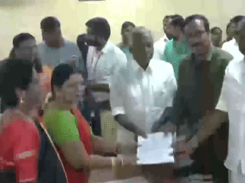 तमिलनाडु में पीएमके अध्यक्ष और पार्टी के राज्यसभा उम्मीदवार अंबुमणि रामदास ने तमिलनाडु सचिवालय में नामांकन दाखिल किया।