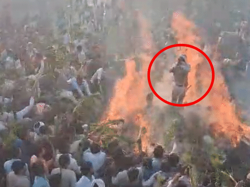 दोनों हाथ हवा में उठाकर होली की मुबारकबाद देने लगा। तभी एक युवक आग में कूदकर उसे बाहर खींच लाया।