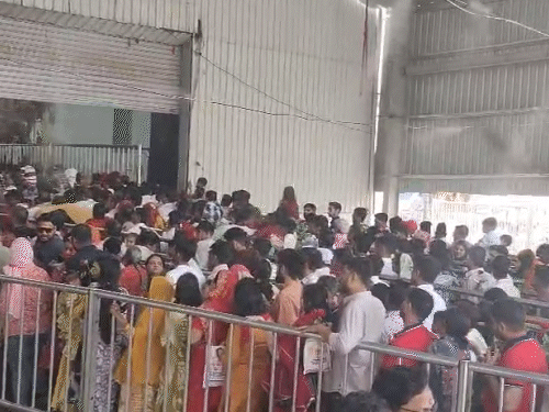 गुरुवार शाम 5 बजे जैसे ही पट खुले, भक्त दौड़ते हुए श्याम बाबा की चौखट पर पहुंचे।