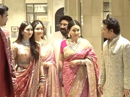 शादी के बाद बेटे-बहू और परिवार के साथ सचिन तेंदुलकर।